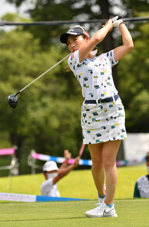 1番、ティーショットを放つ木村彩子（撮影・柴田隆二）