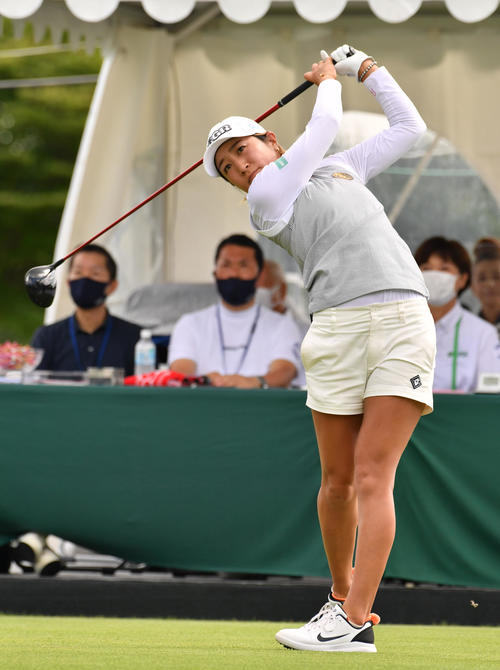 1番、ティーショットを放つ藤本麻子（撮影・柴田隆二）