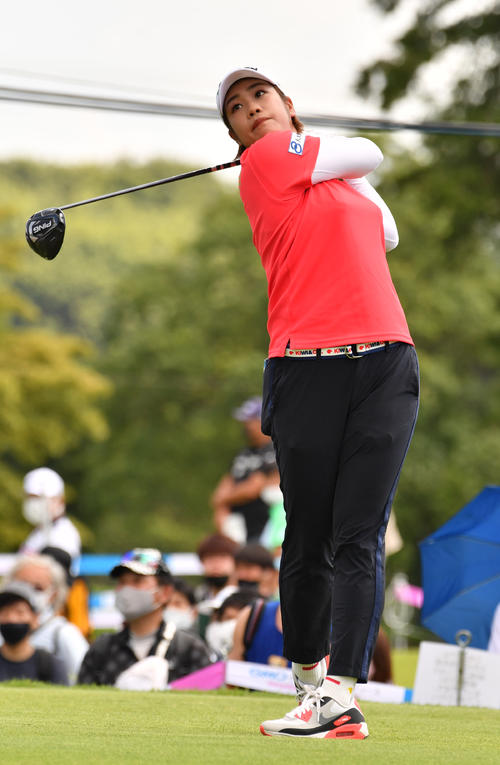1番、ティーショットを放つ浜田茉優（撮影・柴田隆二）
