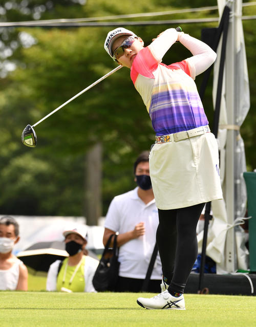 1番、ティーショットを放つ石川明日香（撮影・柴田隆二）
