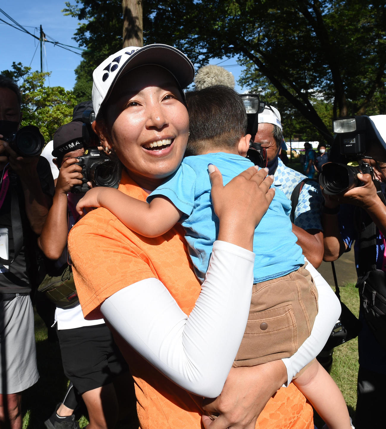 優勝した若林舞衣子は寝ている長男龍之介君を抱いて喜ぶ（撮影・柴田隆二）
