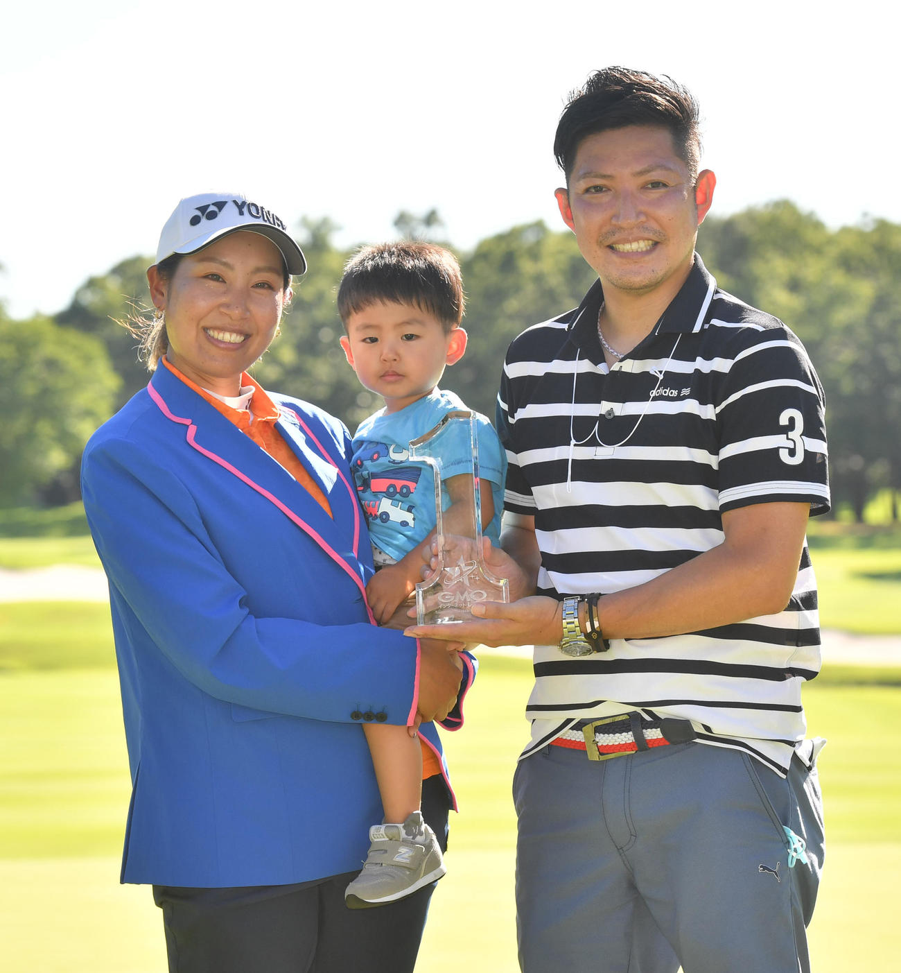 優勝し記念撮影に納まる、左から若林舞衣子、長男龍之介君、夫の佳和さん（撮影・柴田隆二）