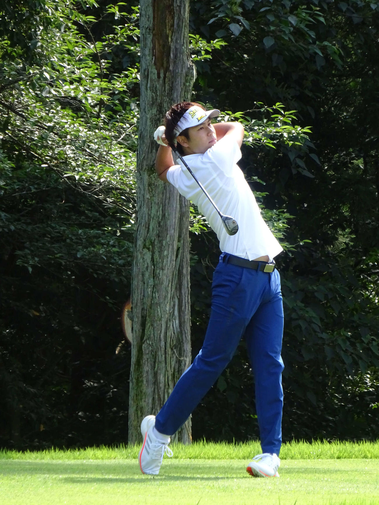 ドライバーが破損、13本でプレーする奥松良太（撮影・加藤裕一）