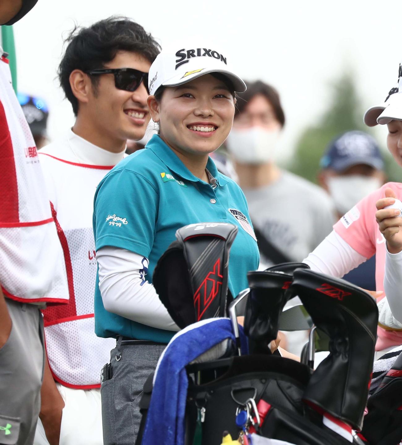 大東建託いい部屋ネットレディース　10番、スタート前、笑顔を見せる勝（撮影・黒川智章）