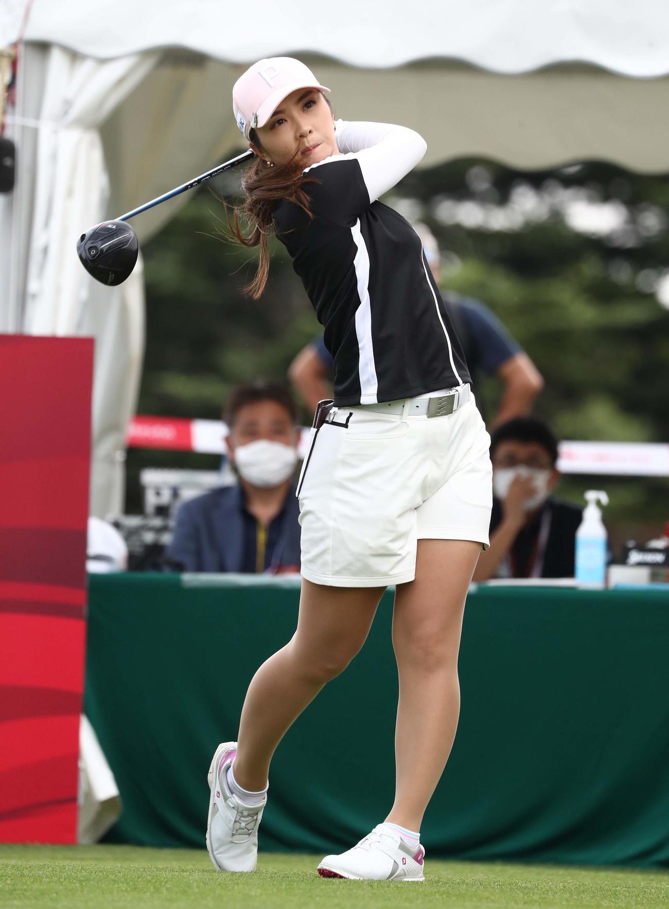 大東建託いい部屋ネットレディース　10番　ティーショットを放つ菊地絵理香（撮影・黒川智章）
