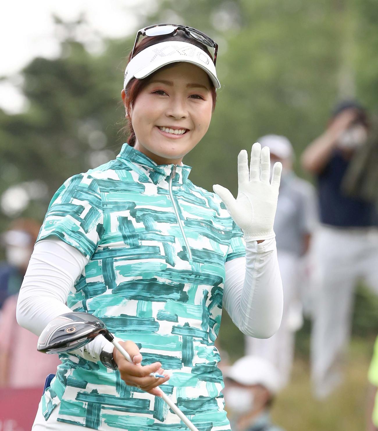 大東建託いい部屋ネットレディース　10番　笑顔を見せる青木瀬令奈（撮影・黒川智章）