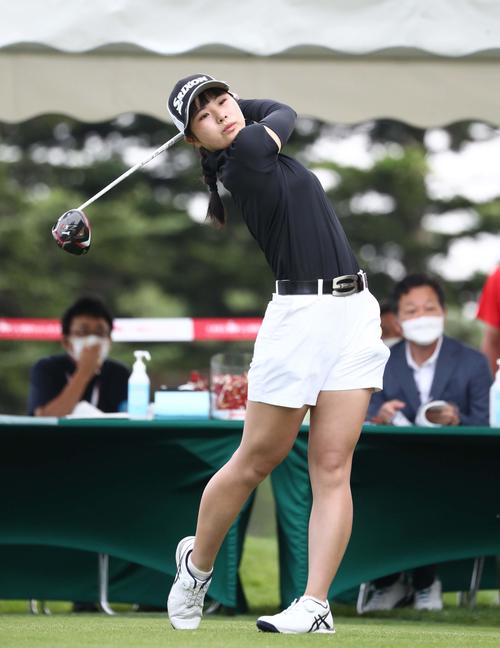 大東建託いい部屋ネットレディース　10番　ティーショットを放つ尾関彩美悠（撮影・黒川智章）
