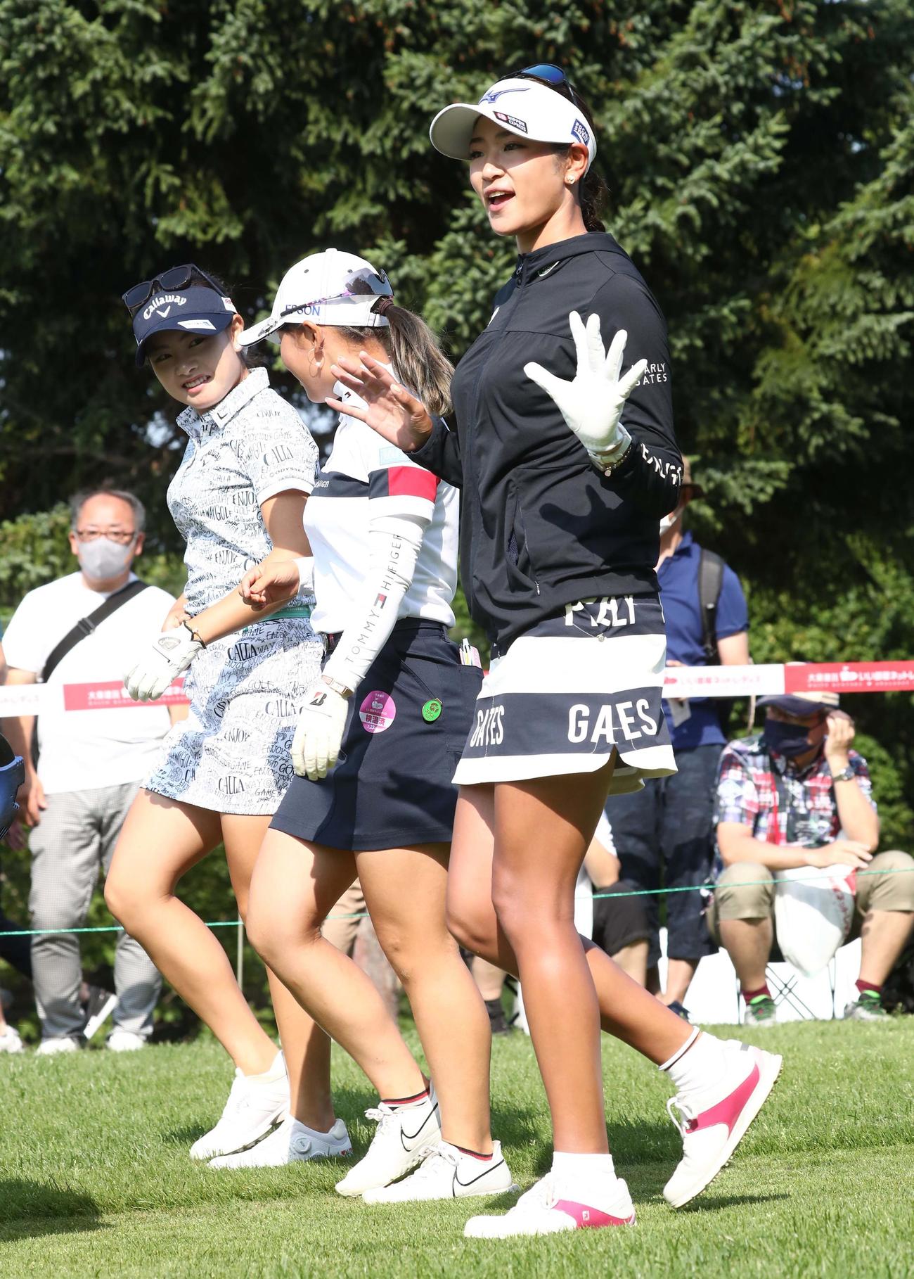 大東建託いい部屋ネットレディース2日目　10番、手を振りスタートする原英莉花（撮影・黒川智章）