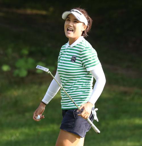 大東建託いい部屋ネットレディース2日目　9番、パーセーブし笑顔の全美貞（撮影・黒川智章）