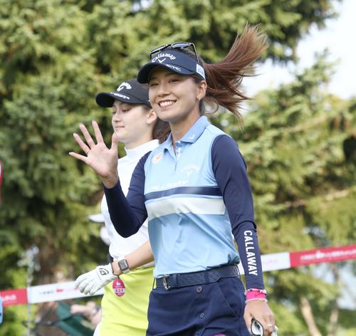 大東建託いい部屋ネットレディース2日目　10番、ティーショットを放つ藤田光里（撮影・黒川智章）