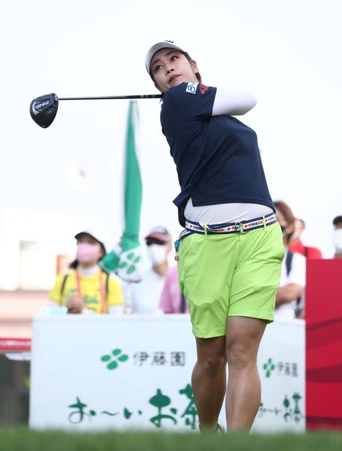 大東建託いい部屋ネットレディース2日目　10番、ティーショットを放つ浜田茉優（撮影・黒川智章）