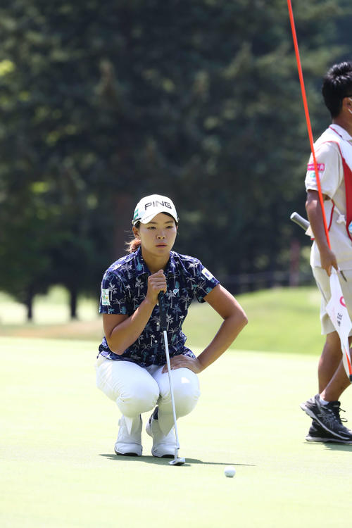 大東建託いい部屋ネットレディース第3日目　6番、ラインを読む渋野（撮影・黒川智章）