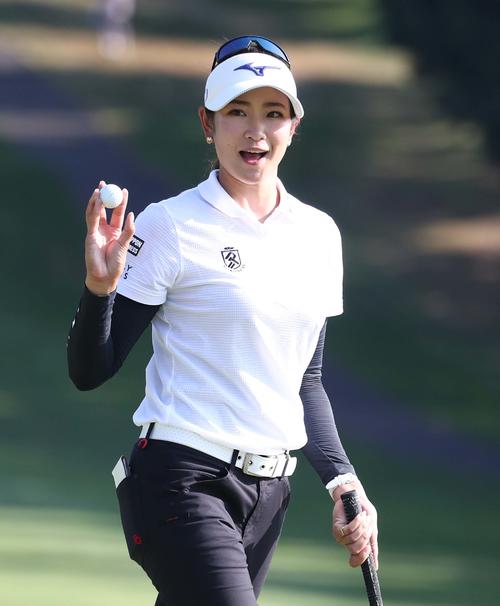 大東建託いい部屋ネットレディース第3日目　18番、パーでホールアウトし笑顔の原（撮影・黒川智章）
