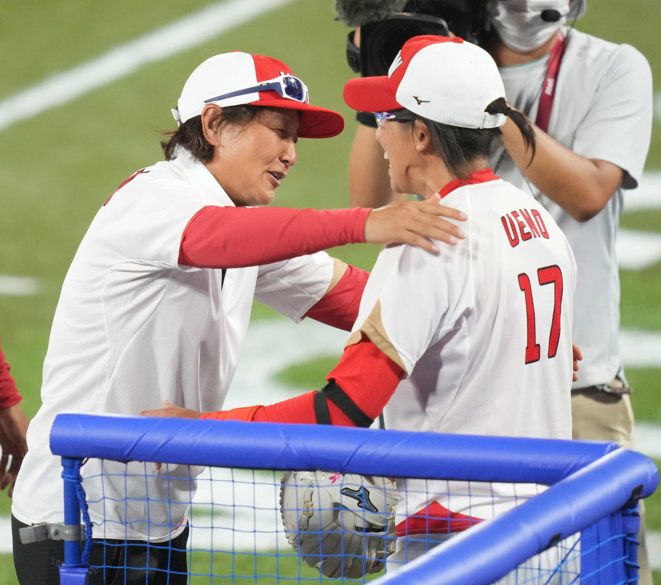 日本対米国　米国に勝利し優勝を決め、上野（右）と抱き合って喜ぶ宇津木監督（撮影・鈴木みどり）