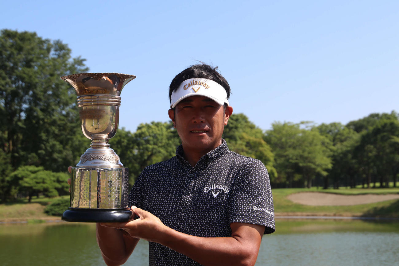 優勝カップを手に笑顔をみせる海老根（撮影・山崎純一）