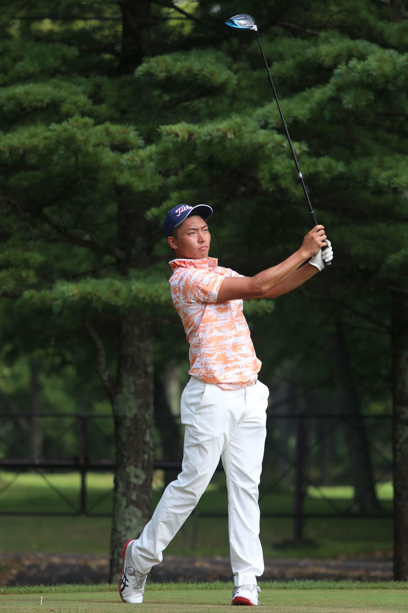 1番でティーショットを放つ小村（撮影・山崎純一）
