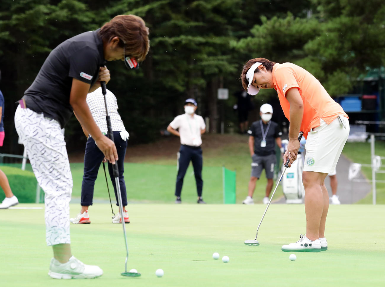 パター練習場で、仲良くパット練習する福嶋晃（右）と福嶋浩（撮影・浅見桂子）