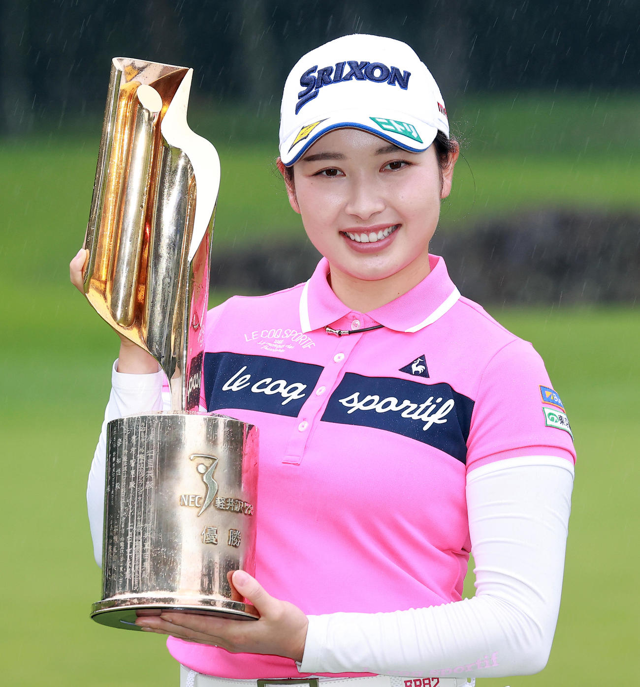 優勝を決めた小祝は、トロフィーを手に笑顔を見せる（撮影・浅見桂子）