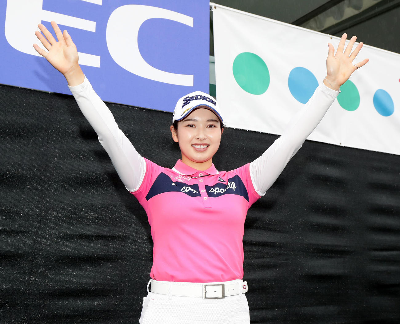 8月15日　NEC軽井沢72ゴルフトーナメントで優勝し、笑顔でバンザイする小祝さくら