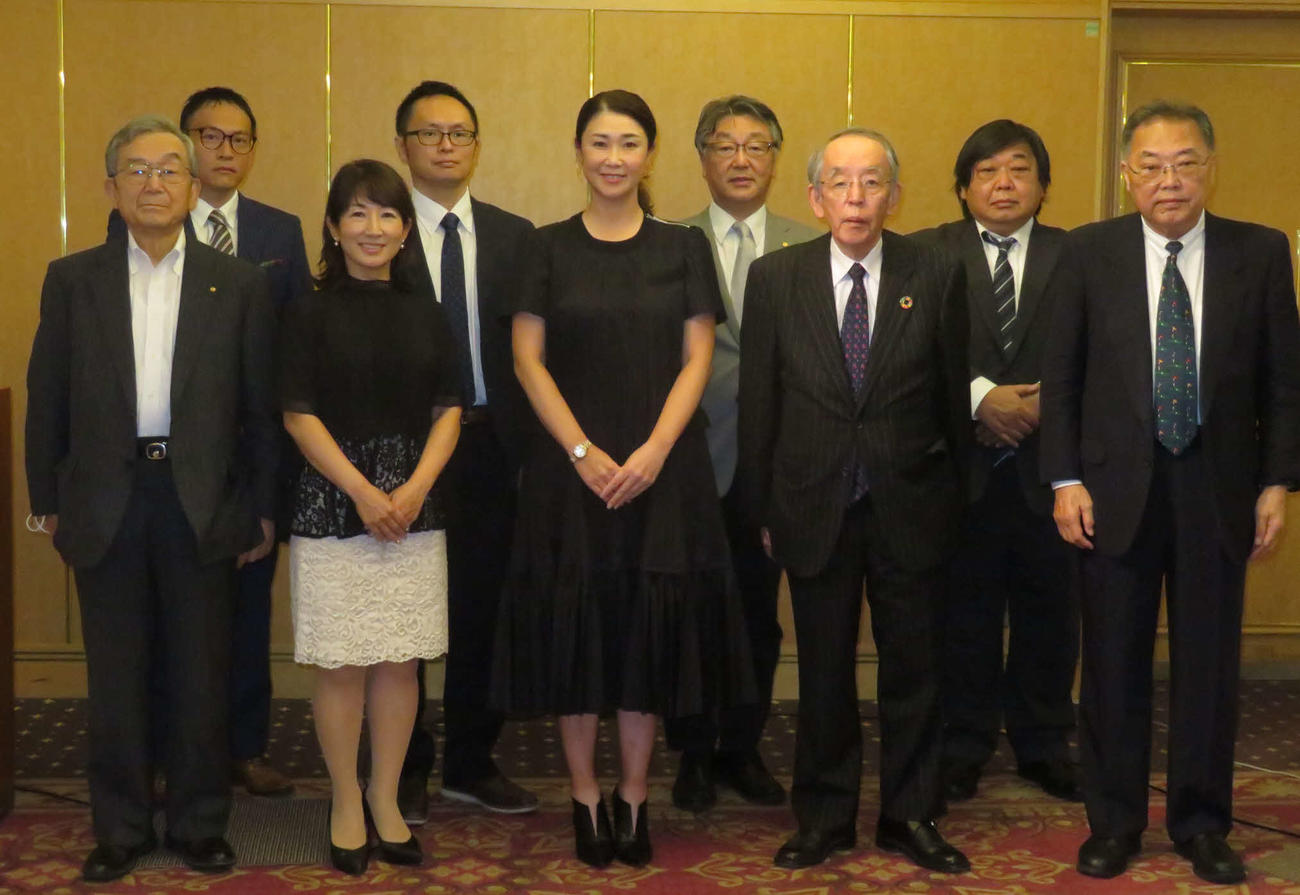 日本チャレンジゴルフツアー協会のジュニア育成基金アンバサダーに就任した古閑美保（前列中央）は、同協会の古賀尚文理事長（前列右から2人目）ら役員と記念撮影に収まった