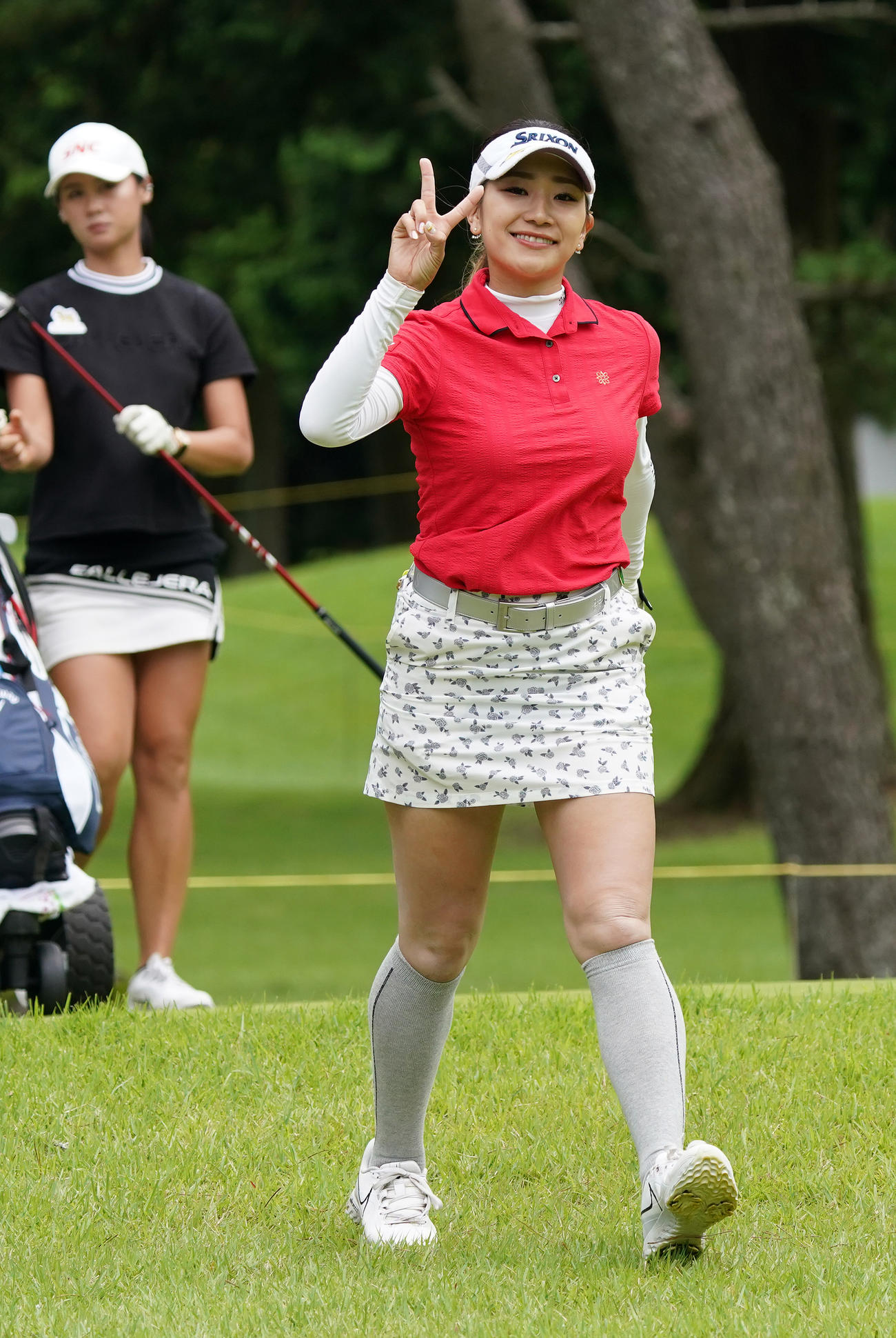 6番、ティーショットを放ちカメラに向かってピースサインの安田彩乃（撮影・河野匠）