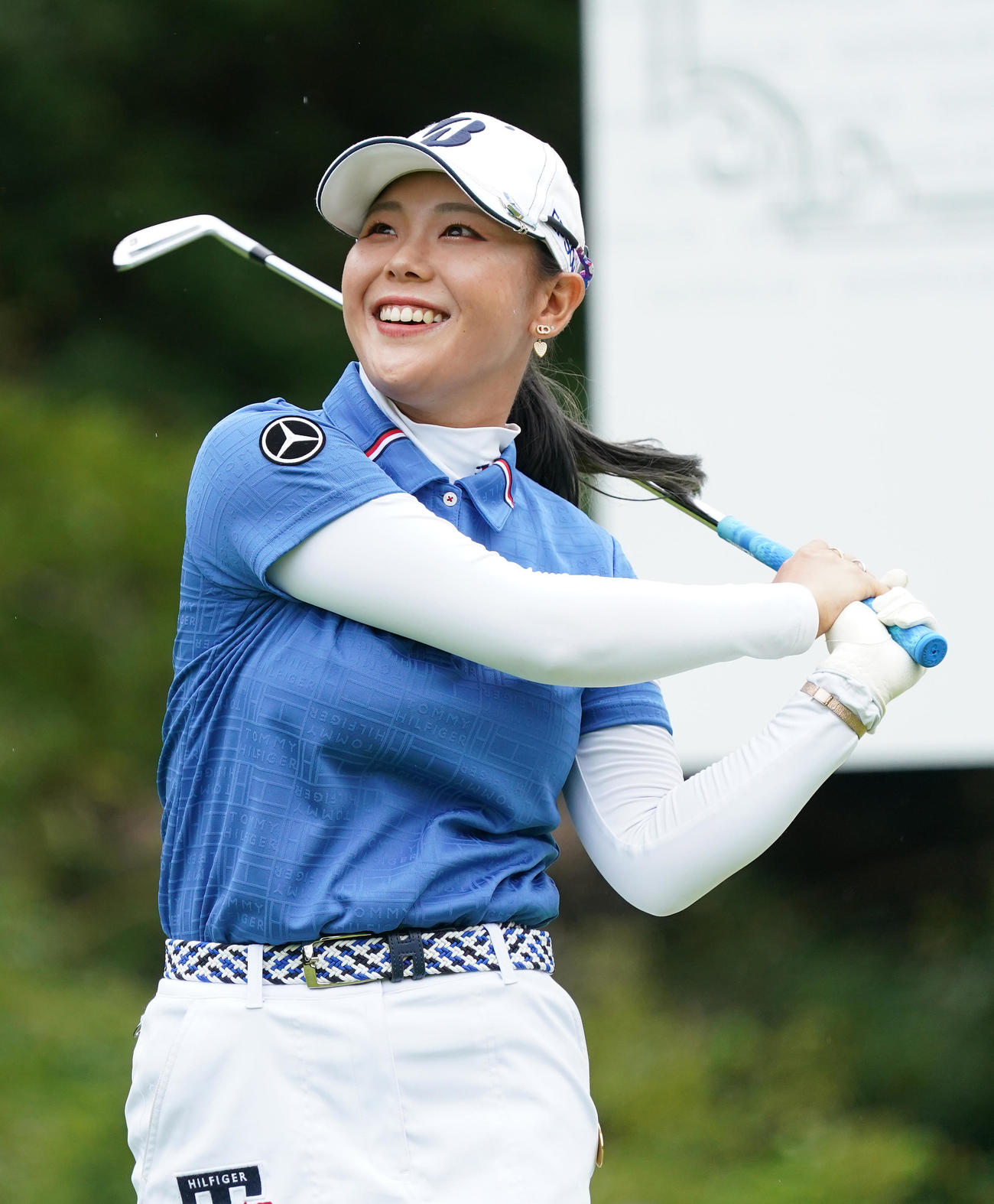 17番、ティーショットを放ち笑みを浮かべる吉田優利（撮影・河野匠）
