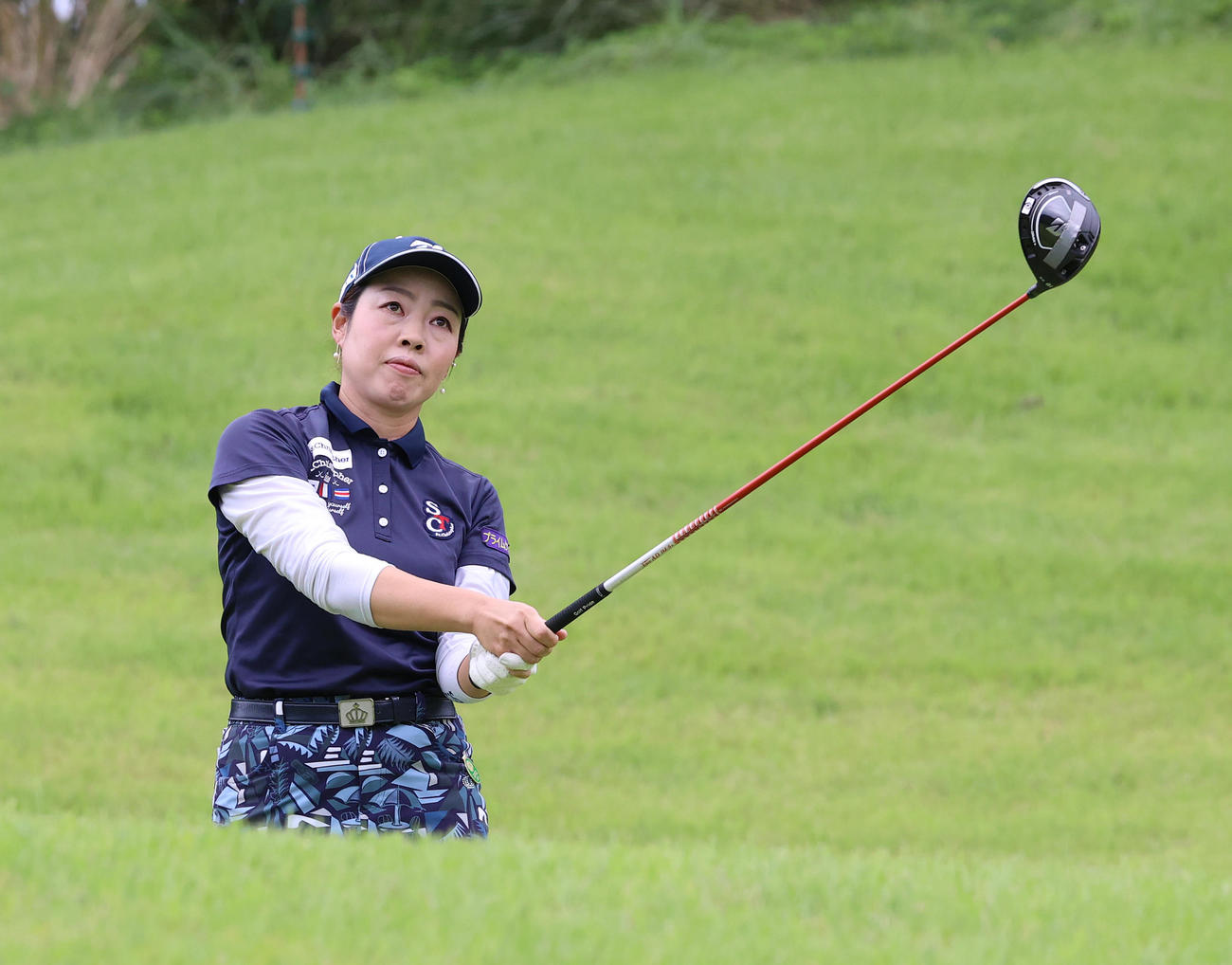 2番、ティーショットを放つ西山（撮影・河野匠）