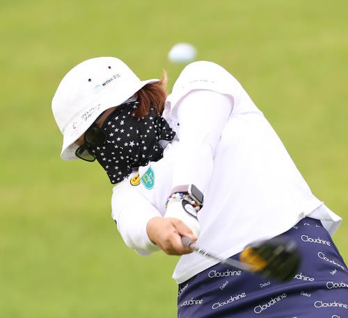 2番、ティーショットを放つ大城（撮影・河野匠）