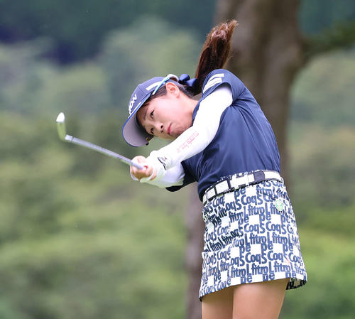 3番、ティーショットを放つ菅沼（撮影・河野匠）