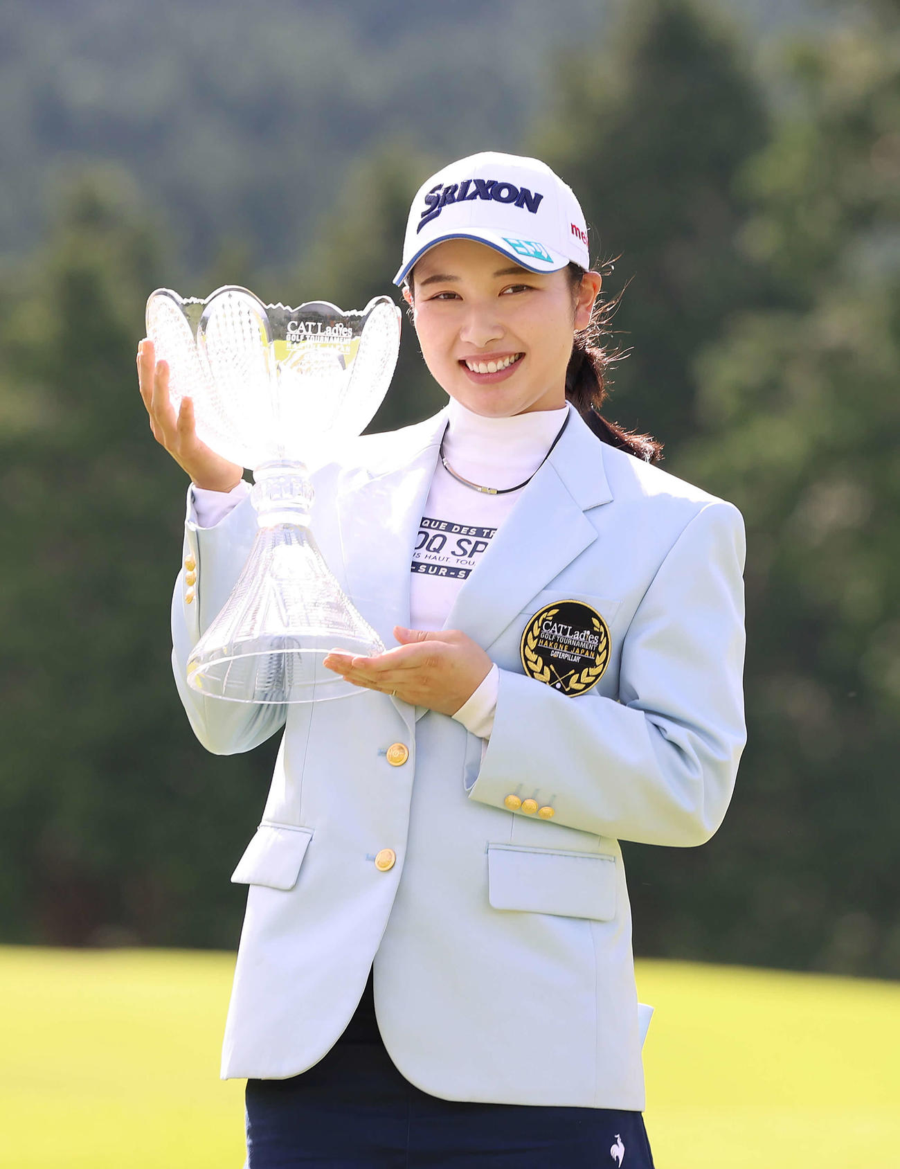 優勝カップを手に笑顔を見せる小祝（撮影・河野匠）