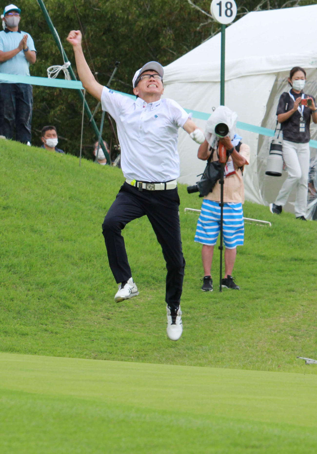 プレーオフで優勝を決めた田村は飛び上がって喜ぶ