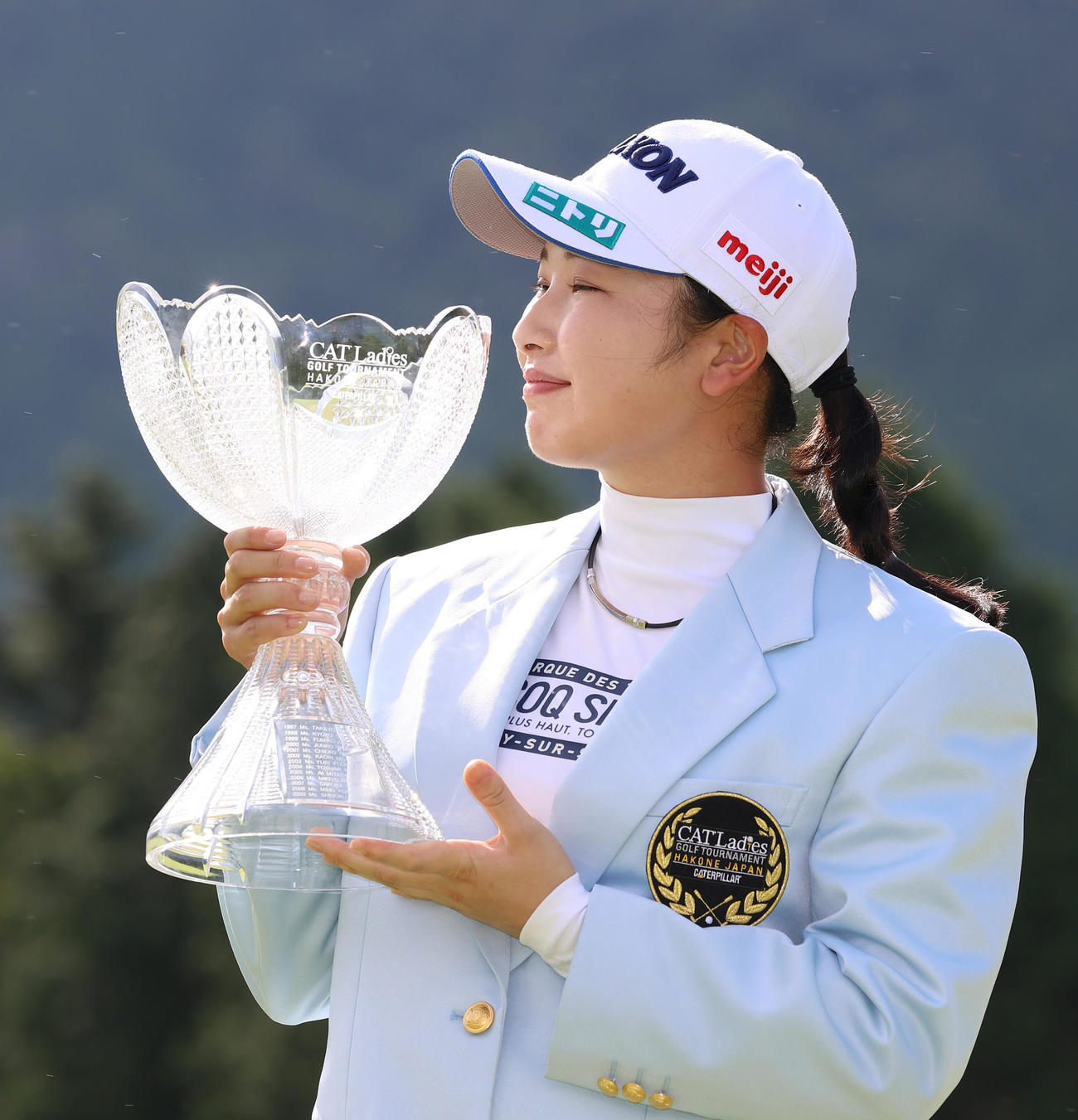 優勝カップに口づけする小祝（2021年8月22日撮影）