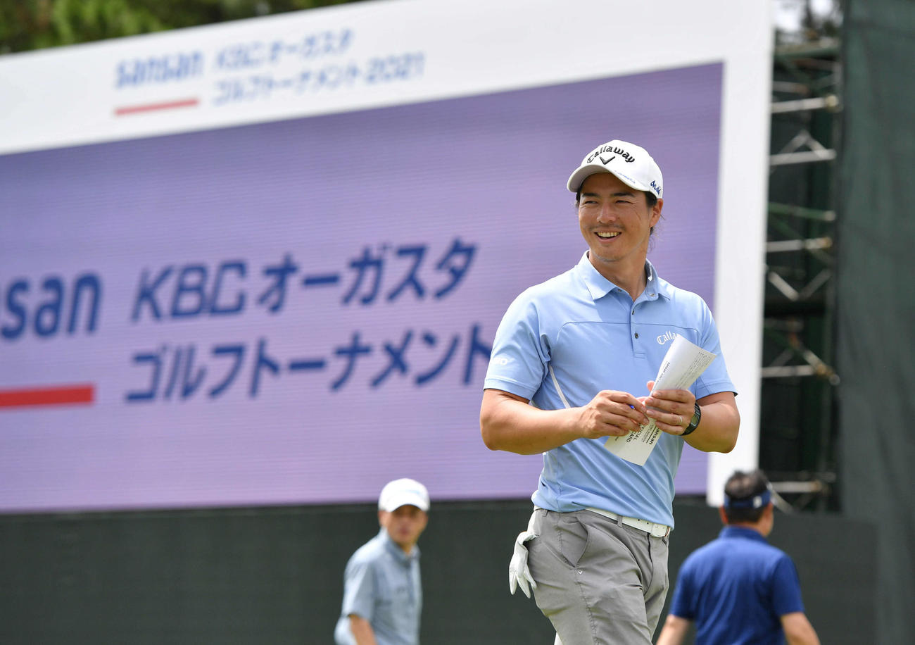 Sansan KBCオーガスタ・プロアマ戦　ホールアウトし、笑顔で引き揚げる石川遼（撮影・岩下翔太）