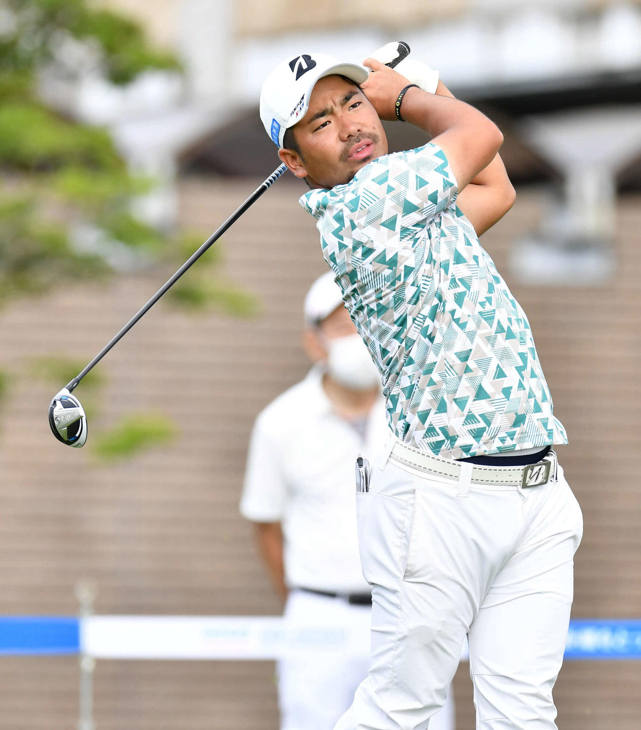 Sansan KBCオーガスタ・プロアマ戦　1番、ティーショットを放つ比嘉（撮影・岩下翔太）