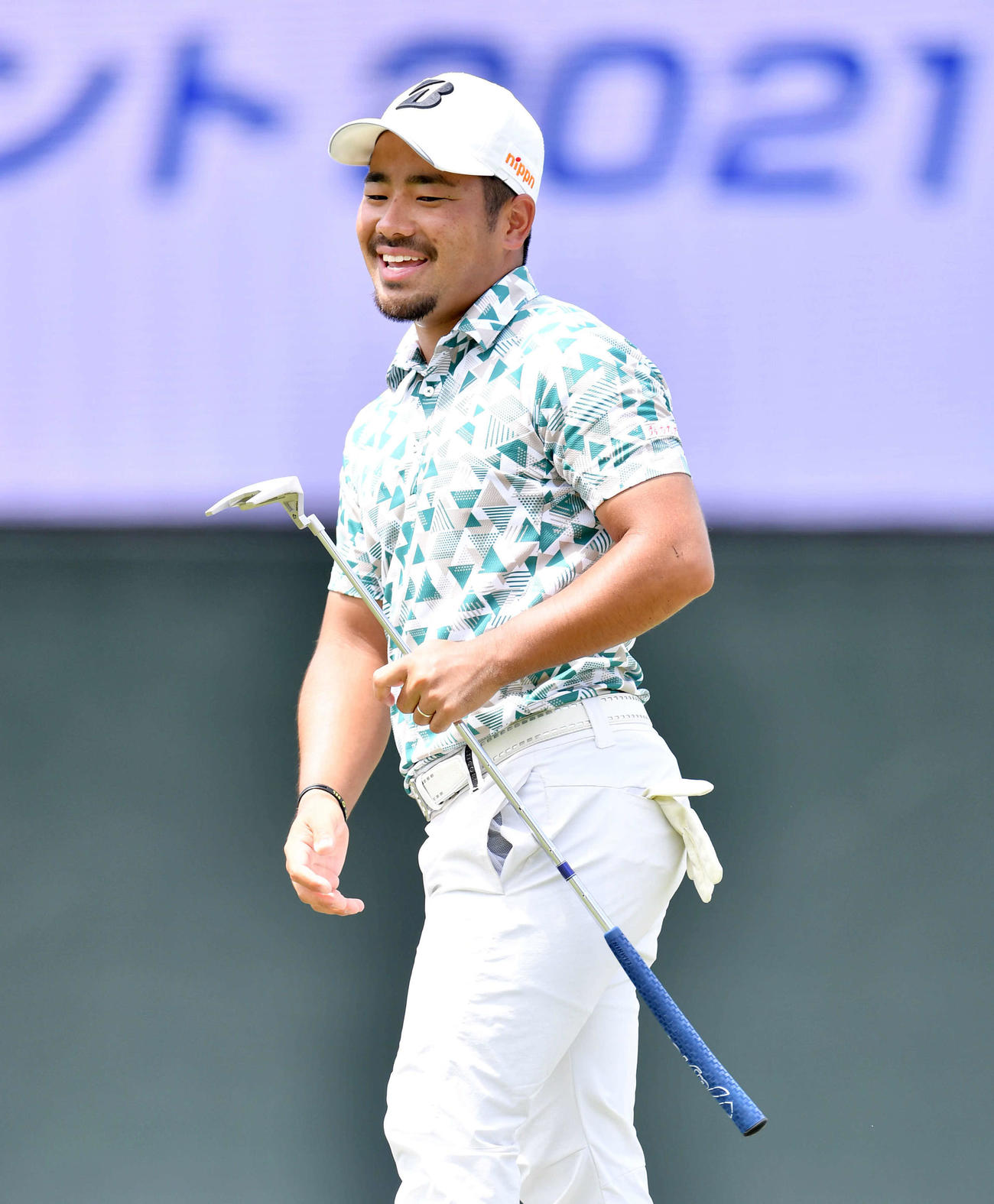Sansan KBCオーガスタ・プロアマ戦　18番、グリーンで笑顔を見せる比嘉（撮影・岩下翔太）