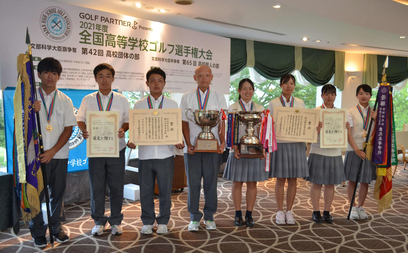 団体男子優勝の香川西（左側）と同女子優勝の埼玉栄。左から3人目が田村軍馬（撮影・吉池彰）