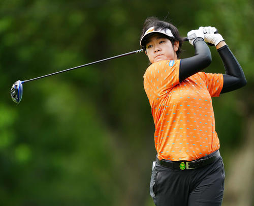 18番、ティーショットを放つ川岸（撮影・江口和貴）