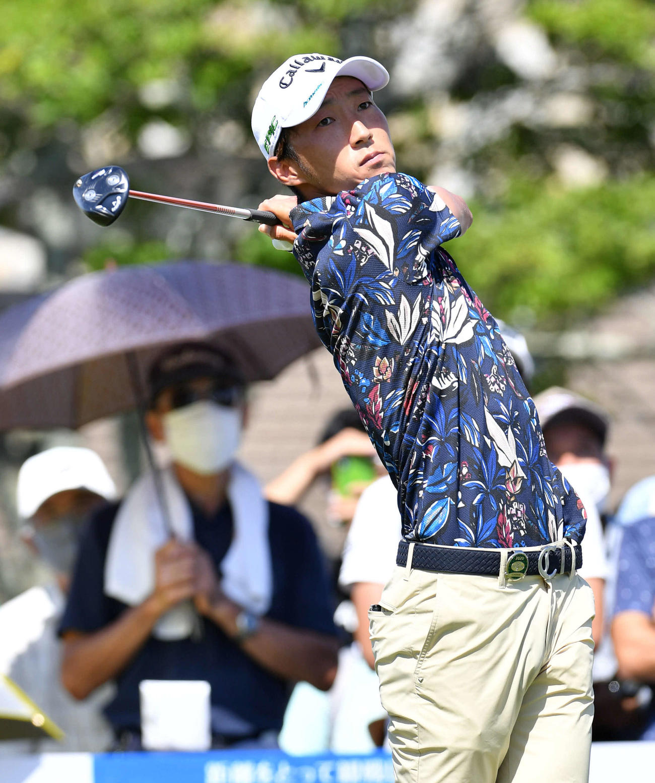 Sansan KBCオーガスタ・3日目　1番、ティーショットを放つ重永亜斗夢（撮影・岩下翔太）