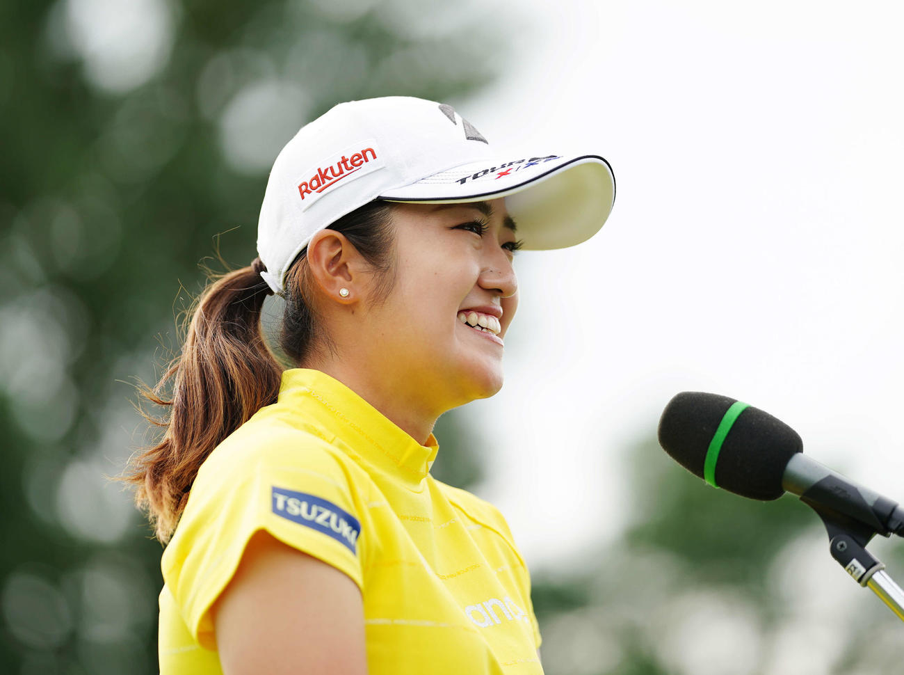 優勝インタビューで笑顔を見せる稲見（撮影・江口和貴）