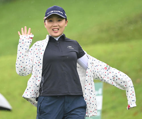 1番、笑顔でスタートするイ・ナリ（撮影・前岡正明）