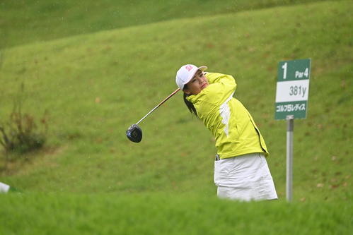 1番、ティーショットを放つ桑木志帆（撮影・前岡正明）