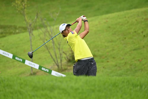 1番、ティーショットを放つ野沢真央（撮影・前岡正明）