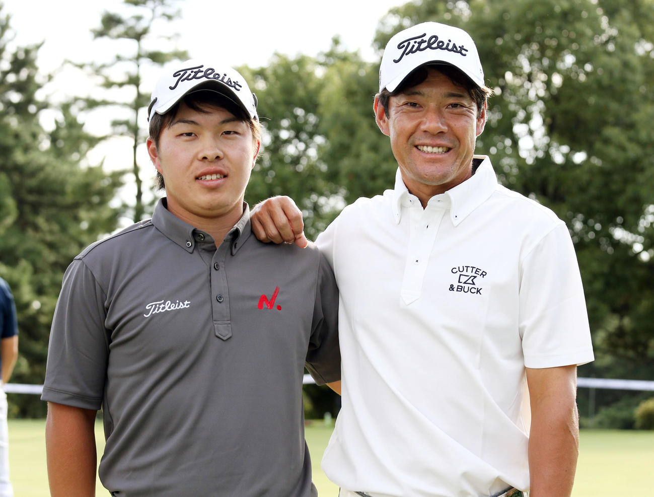 今野康晴（右）とおいの今野大喜（15年9月撮影）