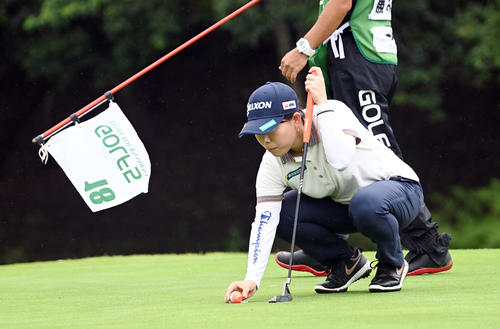 18番、今大会で使用するツートンカラーのボールを置く勝（撮影・前岡正明）
