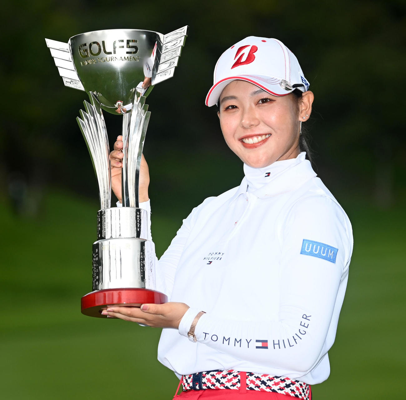 岡山とのプレーオフを制し優勝、優勝カップを手に笑顔を見せる吉田（撮影・前岡正明）