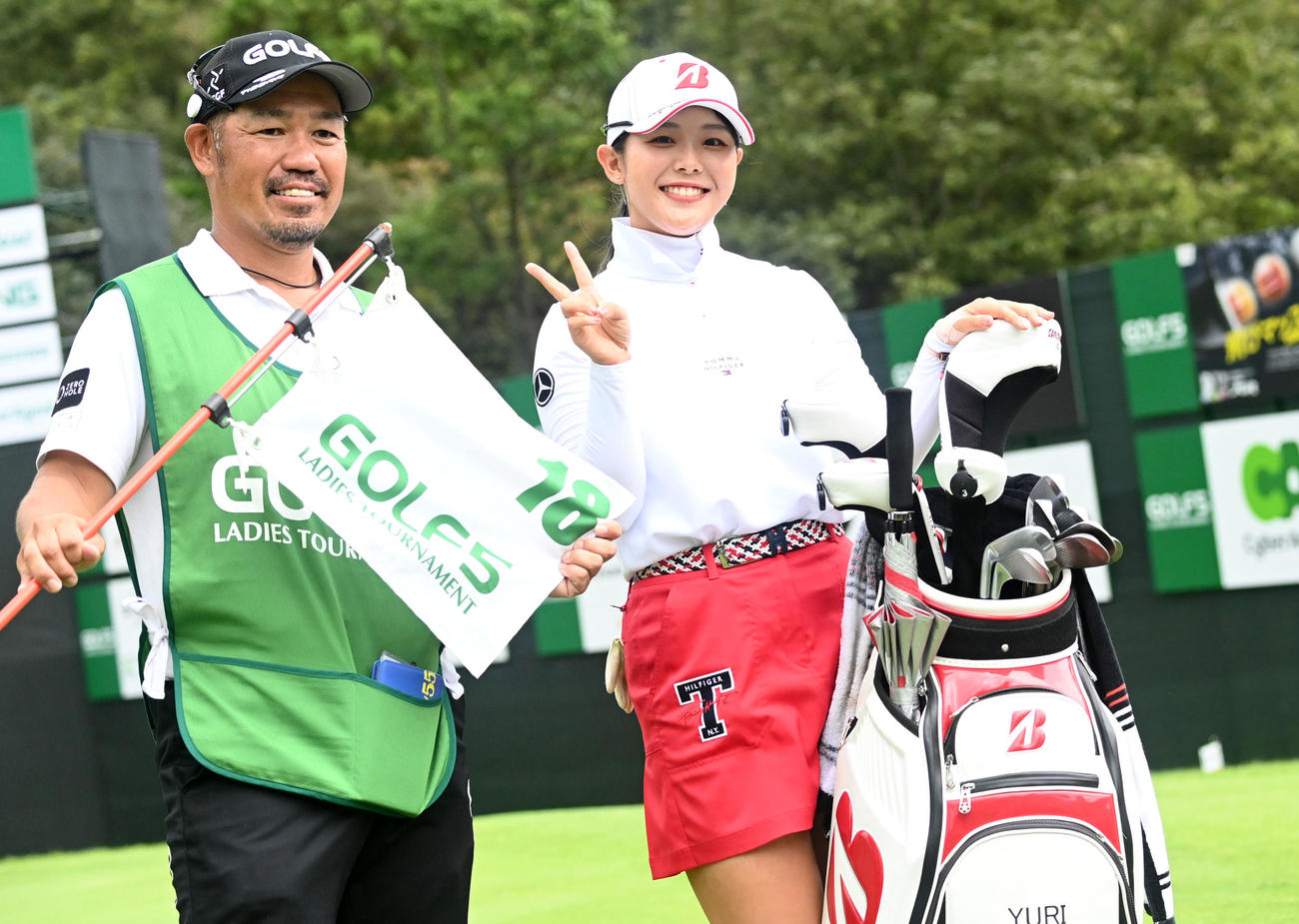 岡山とのプレーオフを制し優勝、Vサインを見せる吉田（撮影・前岡正明）