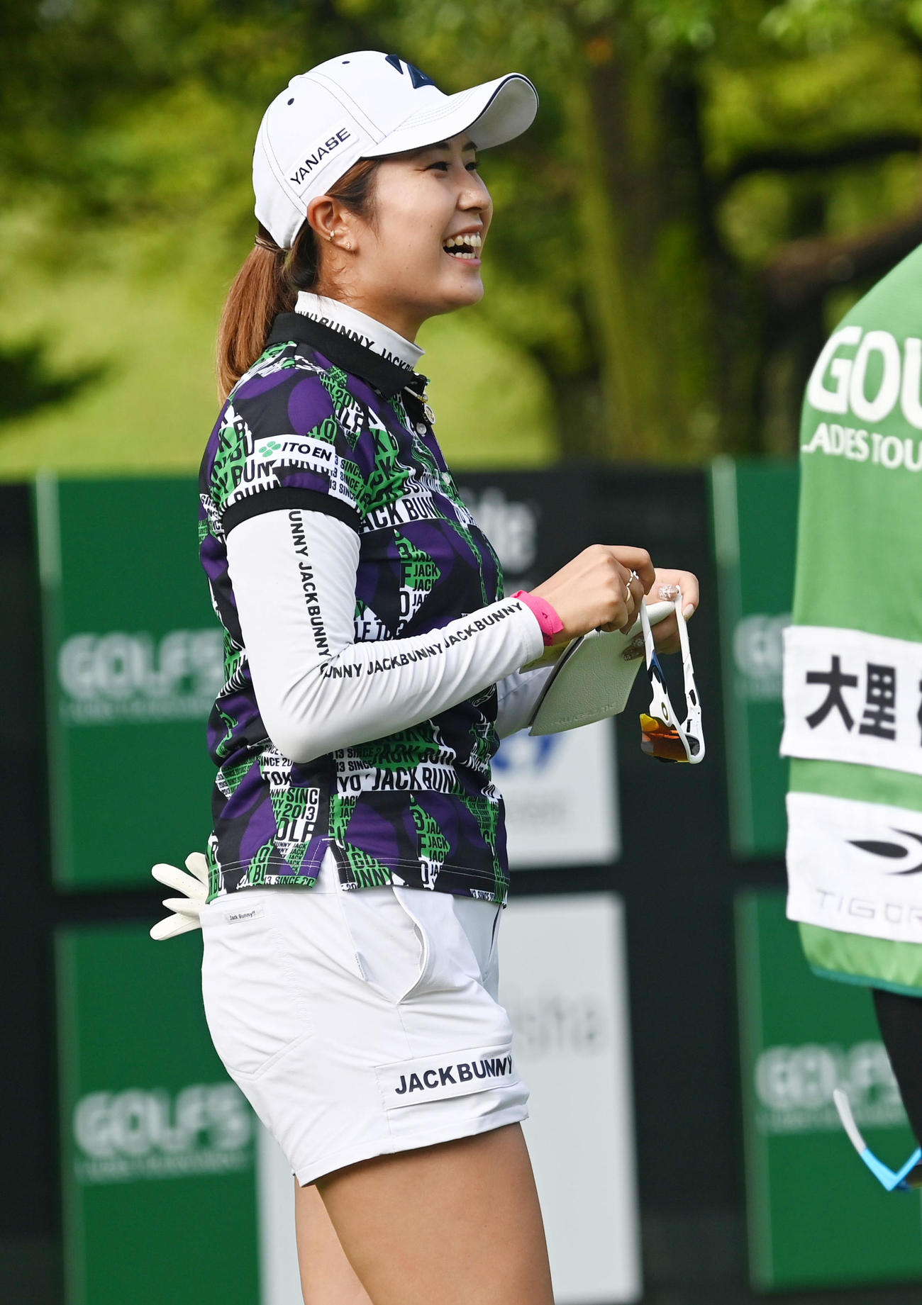 18番、2日目通算11アンダーの首位でホールアウトし笑顔を見せる大里（撮影・前岡正明）