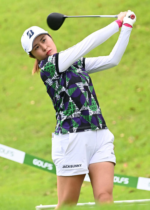 1番、ティーショットを放つ大里（撮影・前岡正明）