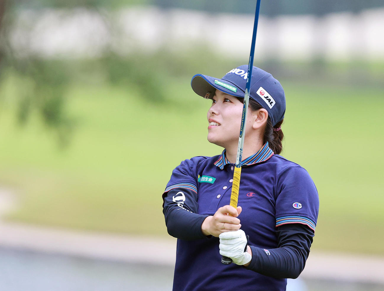 18番、ティーショットを放ち笑みを浮かべる勝（撮影・浅見桂子）