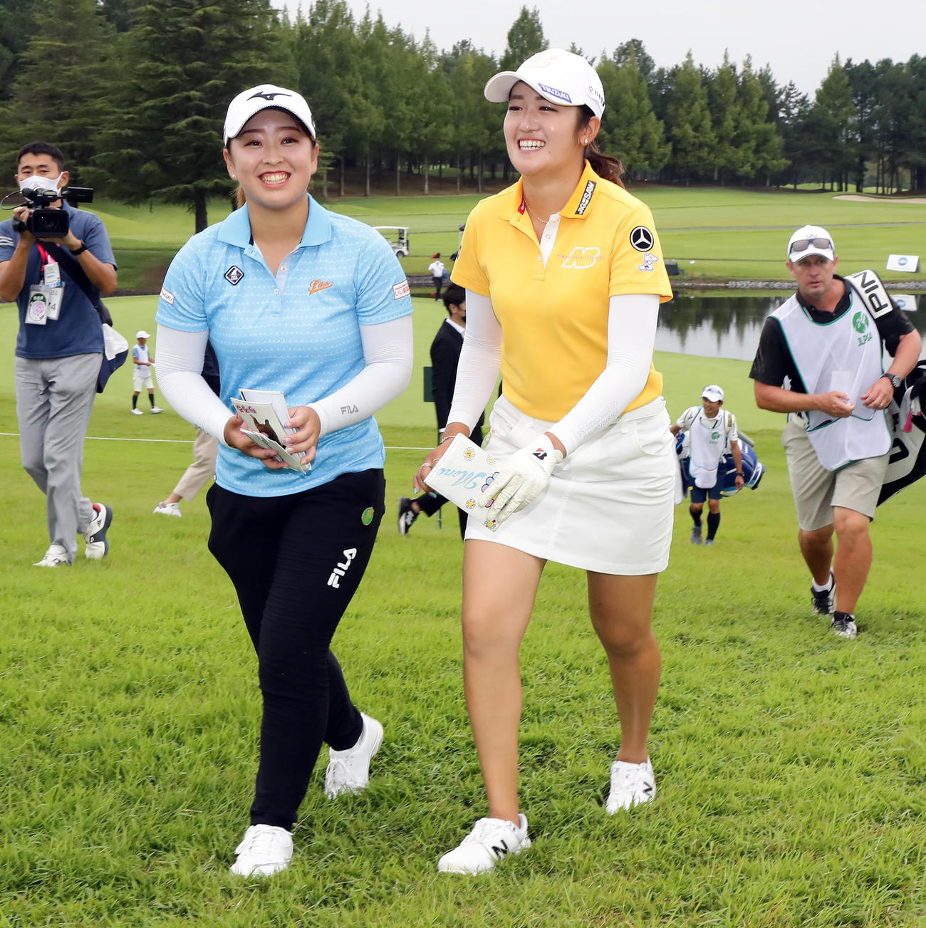 優勝した稲見（右）と2位の西郷は健闘をたたえ合いながら笑顔で引き揚げる（撮影・浅見桂子）
